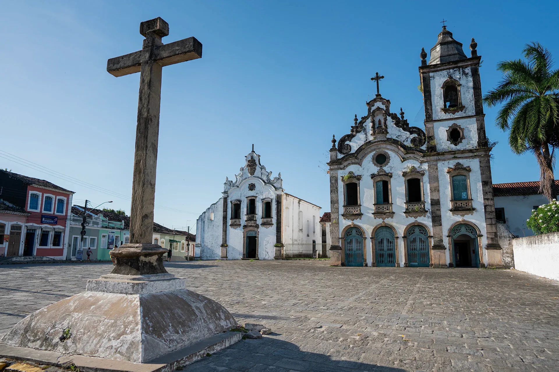 Casarões coloridos e igreja histórica no centro tombado de Marechal Deodoro