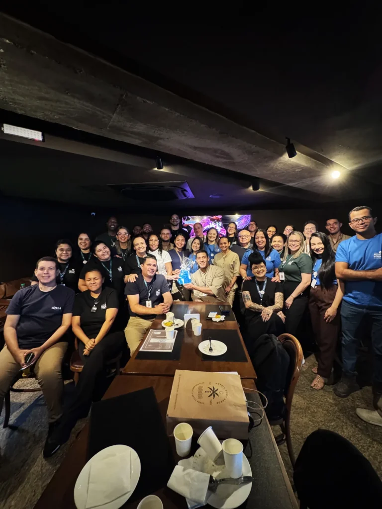 Pessoas reunidas em ação social dos Hotéis Ponta Verde.