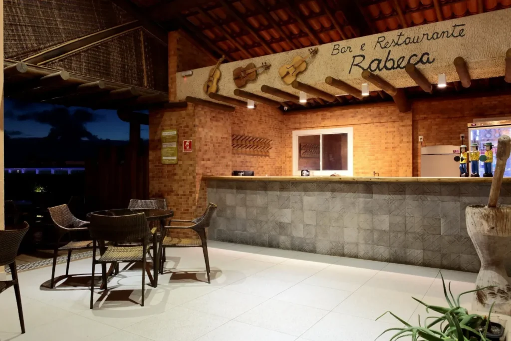Bar Rabeca no rooftop do Hotel Ponta Verde Praia do Francês, ao lado da piscina com vista para a praia