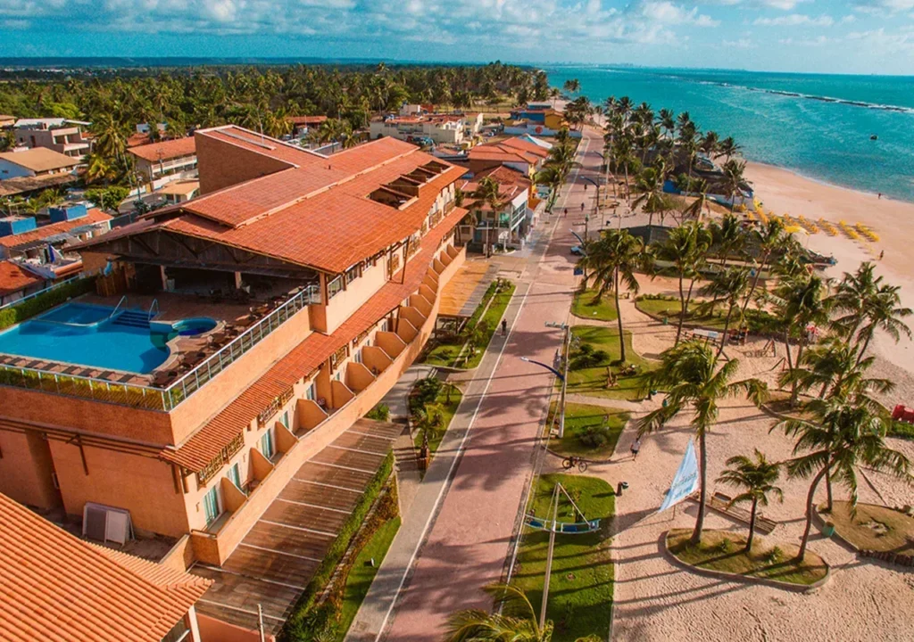 Vista aérea do Hotel Ponta Verde Praia do Francês, único hotel frente-mar da praia, com piscina e coqueiros