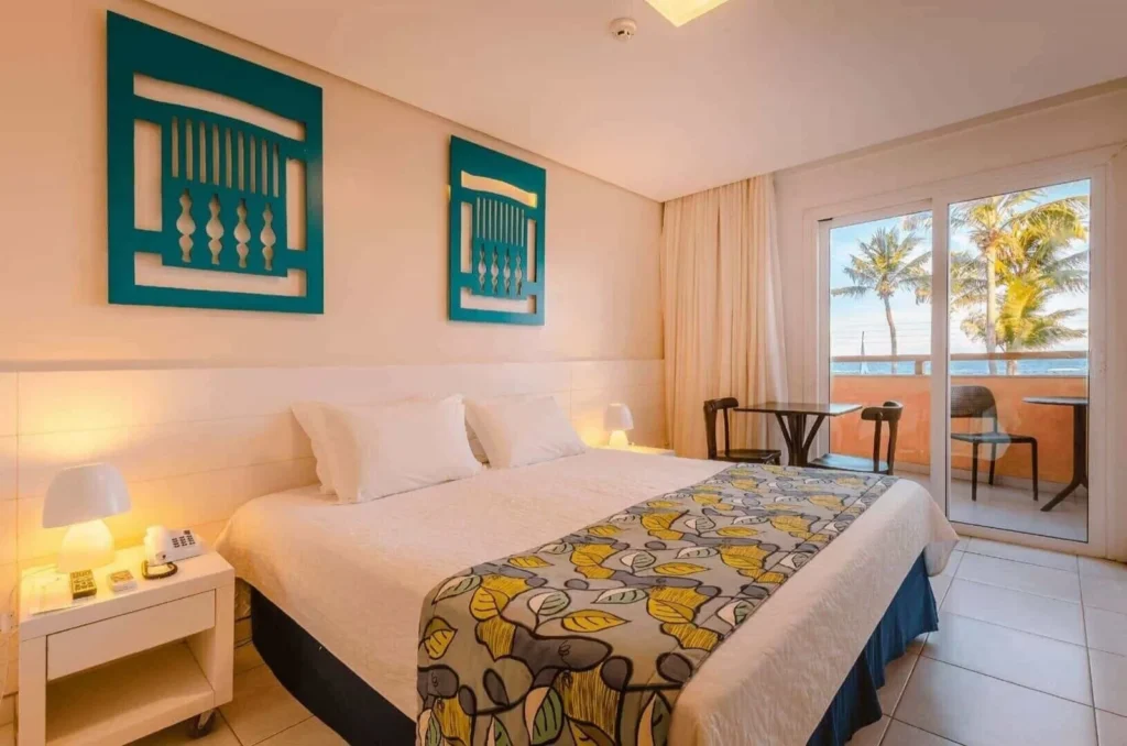 Apartamento Frente Mar Duplo do Hotel Ponta Verde Praia do Francês com cama de casal e varanda voltada para o mar
