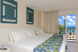 Apartamento Frente Mar Quádruplo do Hotel Ponta Verde Praia do Francês com duas camas e sacada de frente para os arrecifes