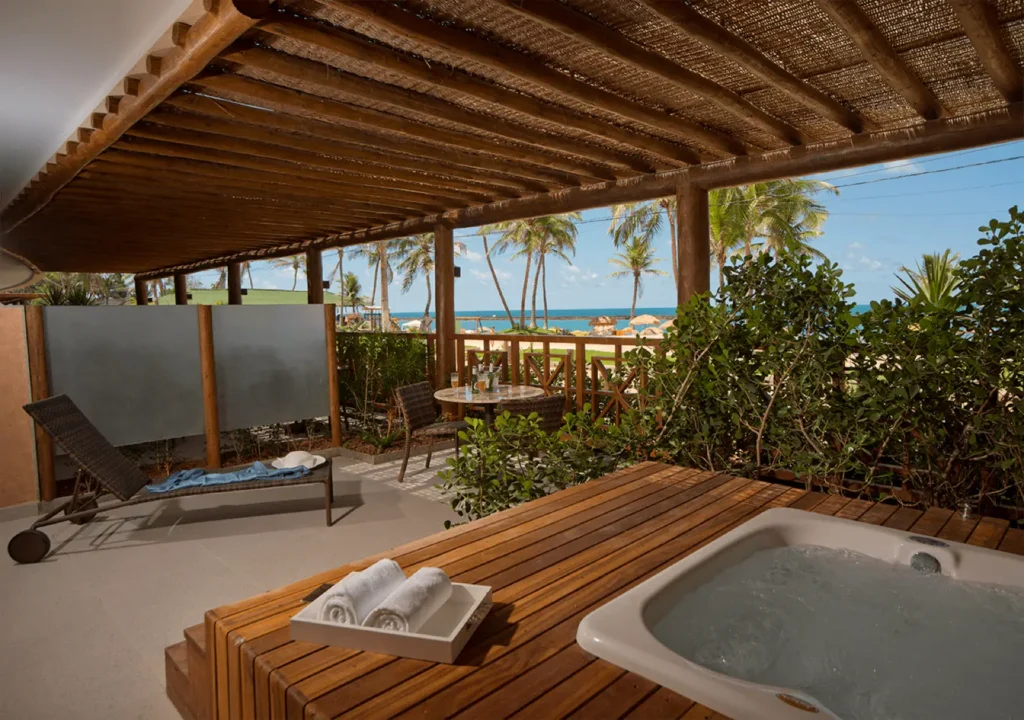 Deck com jacuzzi aquecida do Garden Premium, de frente para o mar