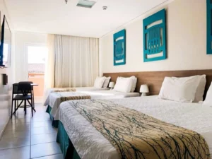 Apartamento Standard Vila Quádruplo do Hotel Ponta Verde Praia do Francês com três camas e varanda para a vila