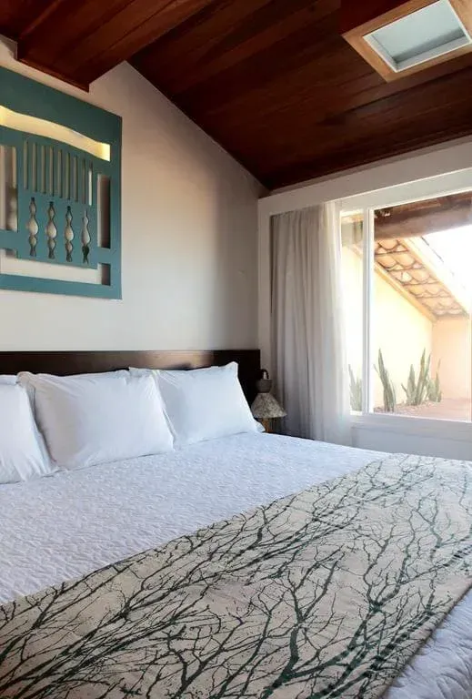 Dormitório da Suíte dos Marechais do Hotel Ponta Verde Praia do Francês, com cama king e teto de madeira