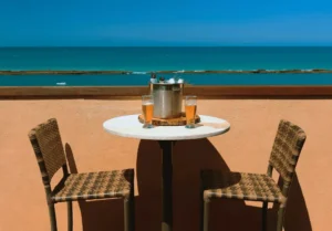 Deck da Suíte Premium do Hotel Ponta Verde Praia do Francês com espumante e vista para o mar