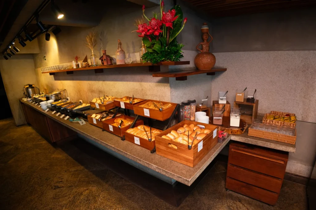 Buffet de café da manhã servido no hotel