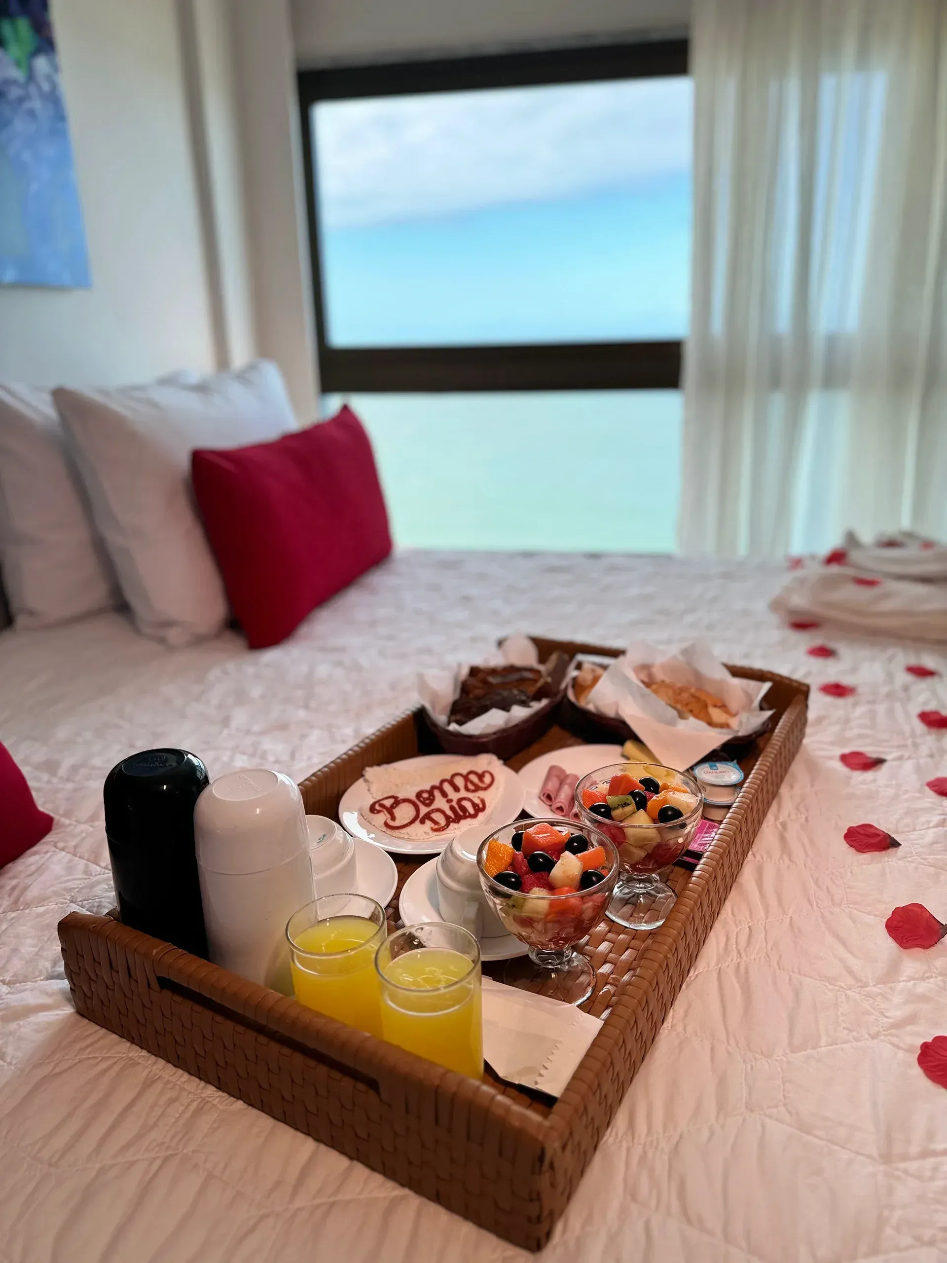 Café da manhã servido na cama do apartamento Frente Mar Superior com o mar de Ponta Verde ao fundo