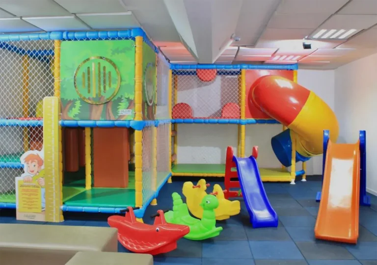 Espaço kids do Clubinho Ponta Verde, com brinquedos, jogos e mesinhas coloridas para a recreação das crianças
