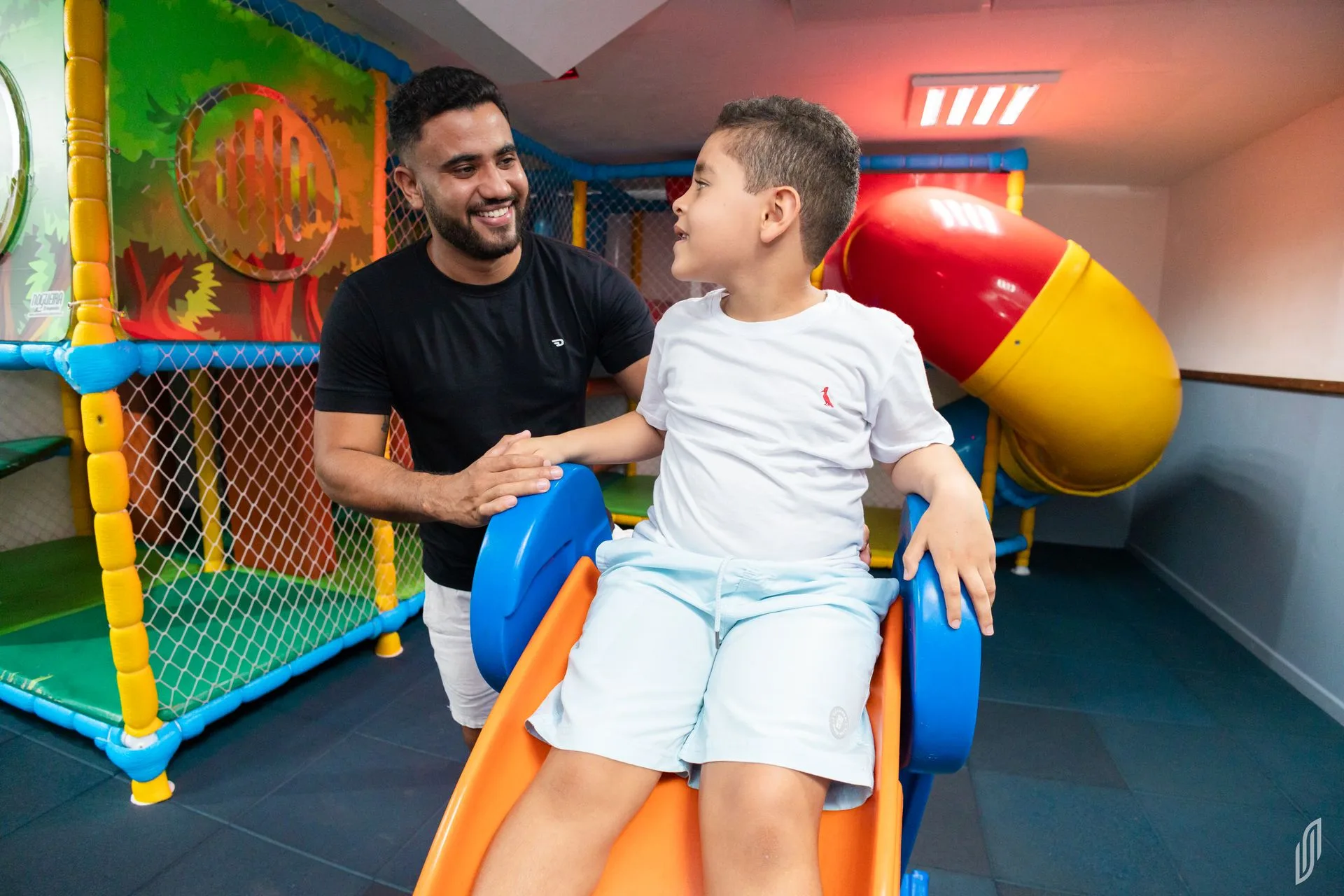 Espaço kids do hotel com brinquedos e mesa de jogos para as crianças