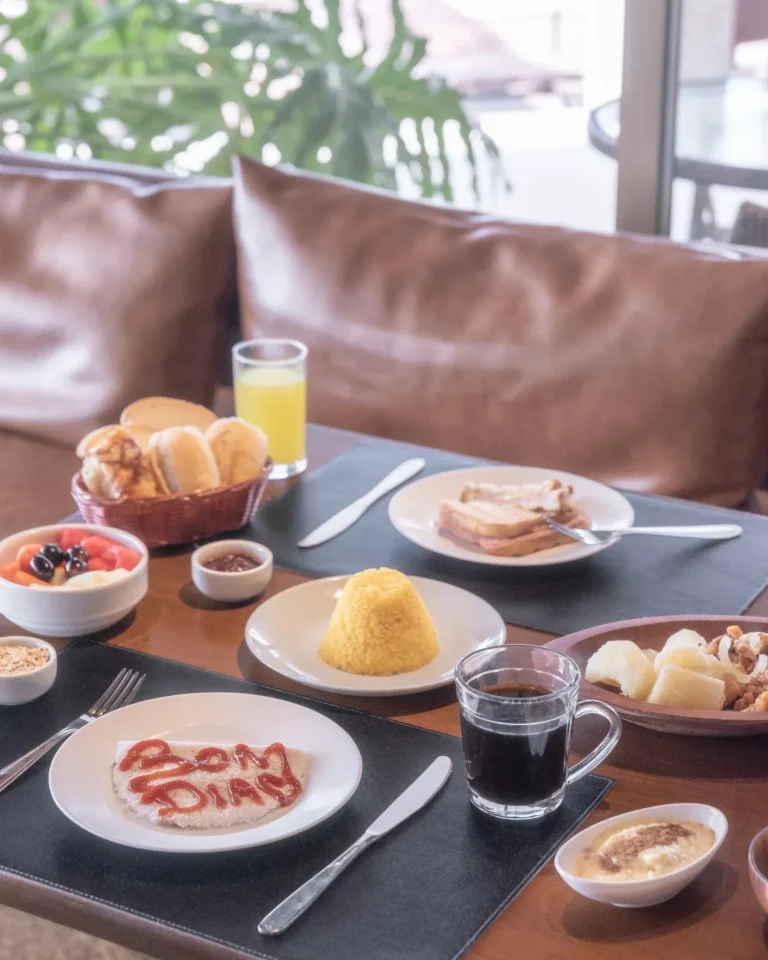 Mesa de café da manhã do Restaurante Dona Ana, no Hotel Ponta Verde Maceió, com bolos alagoanos, frutas da estação e tapioca