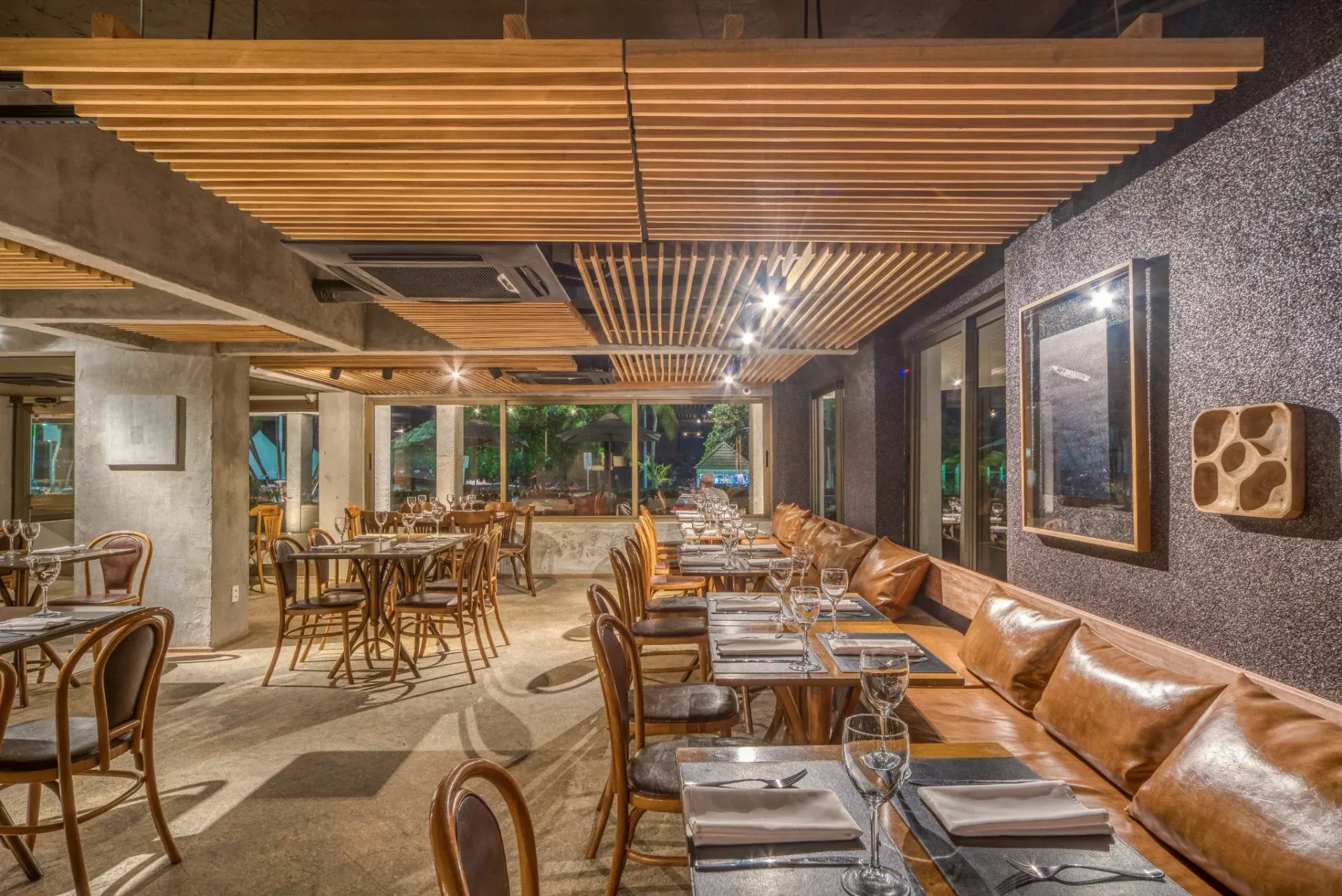 Salão do Restaurante Dona Ana no Hotel Ponta Verde Maceió, com mesas postas e vista para o mar