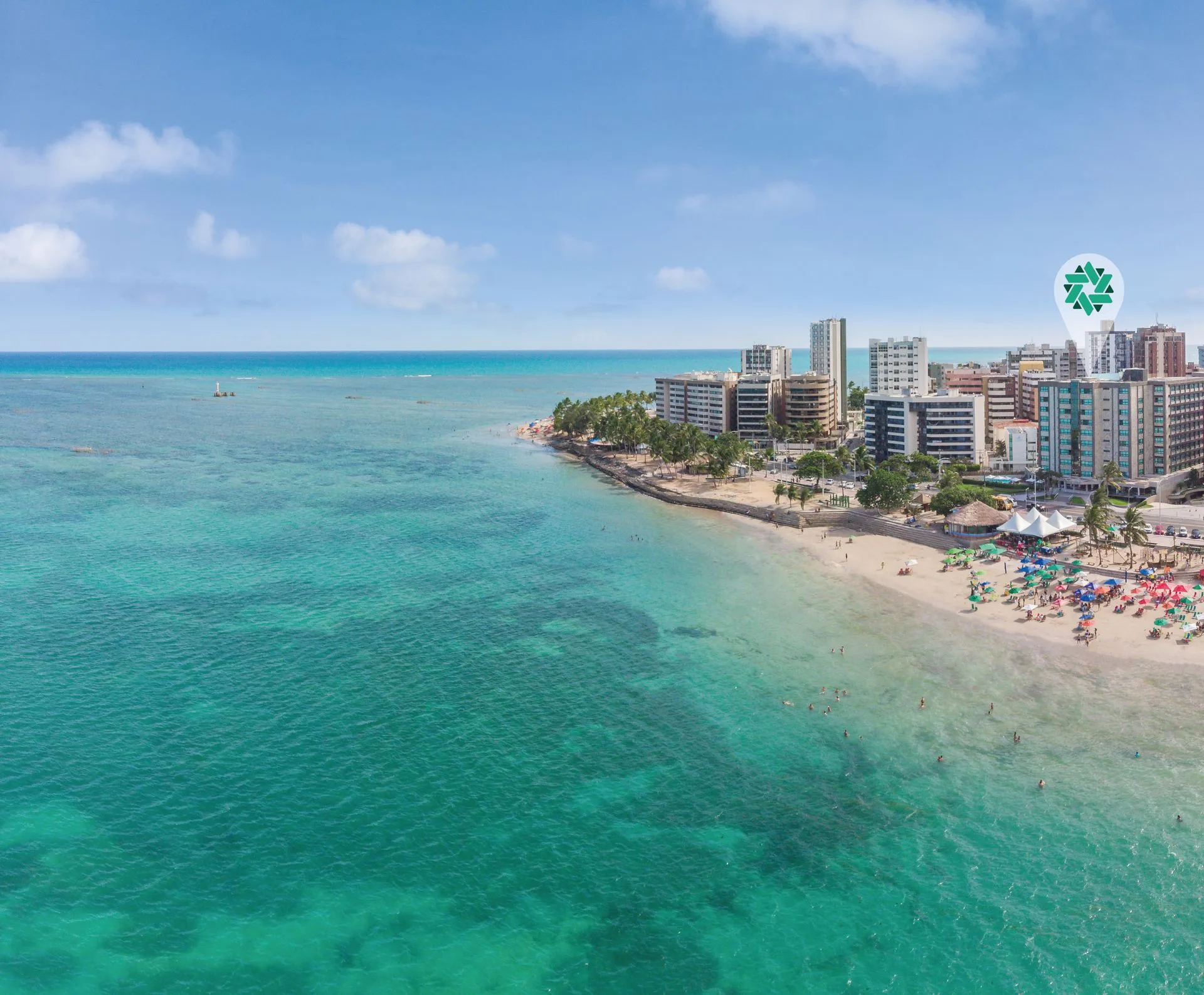 Vista aérea da orla de Ponta Verde com a localização do Hotel Ponta Verde Maceió em frente à praia